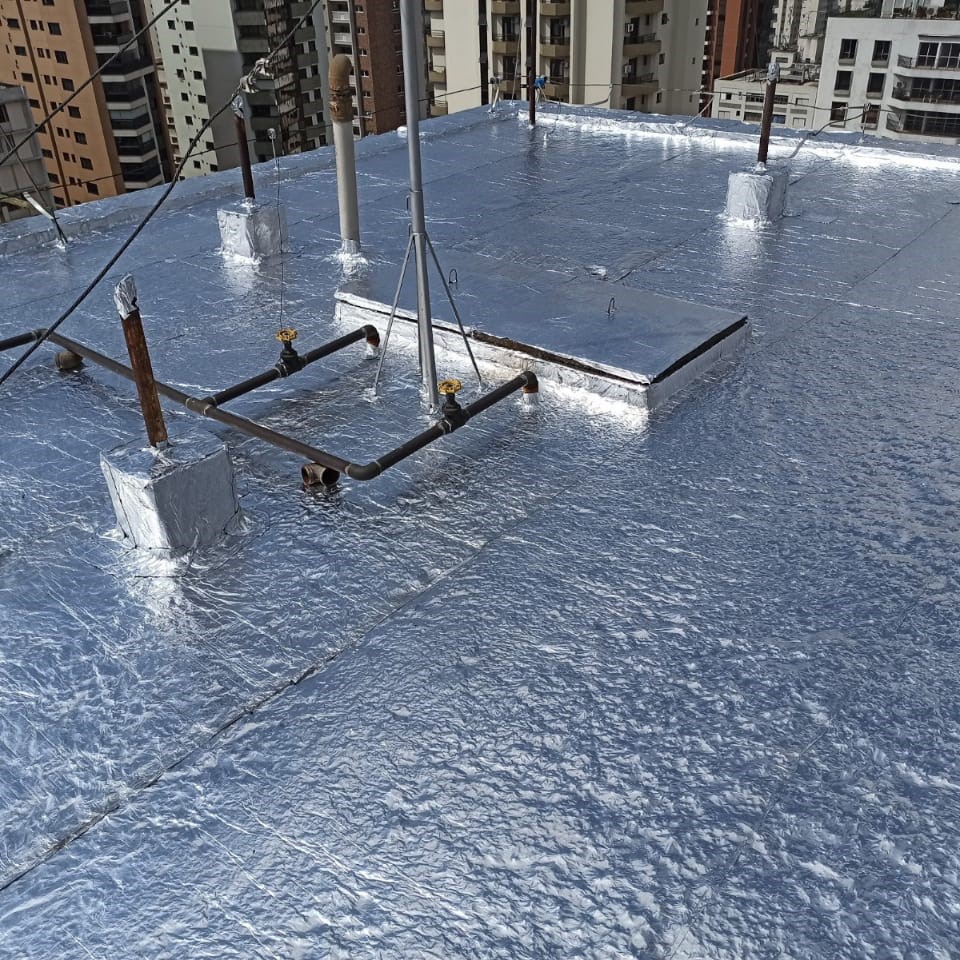 Impermeabilização da laje de cobertura do prédio com manta asfáltica revestida de alumínio -