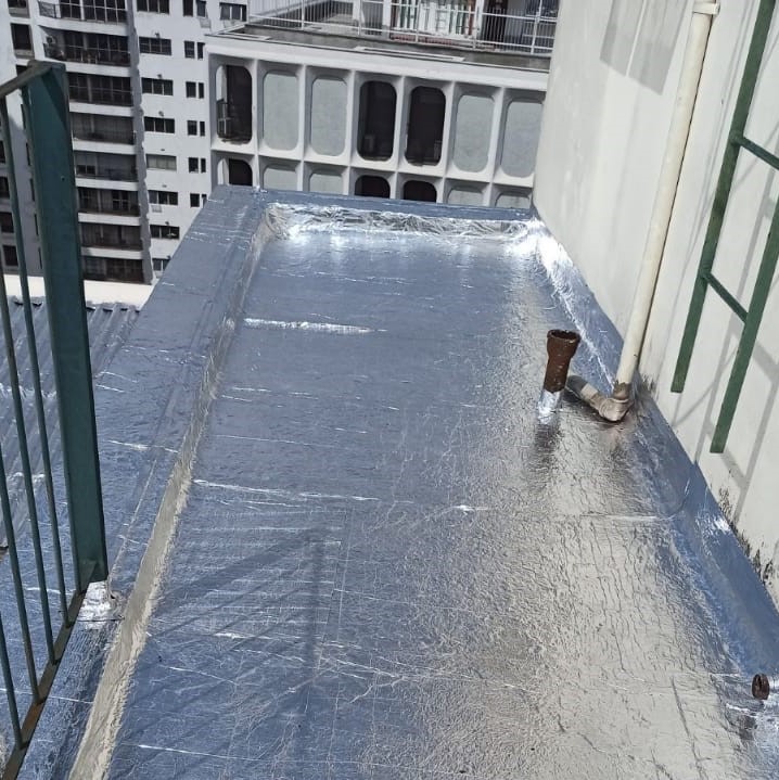 Impermeabilização da laje do prédio com manta asfáltica revestida de alumínio