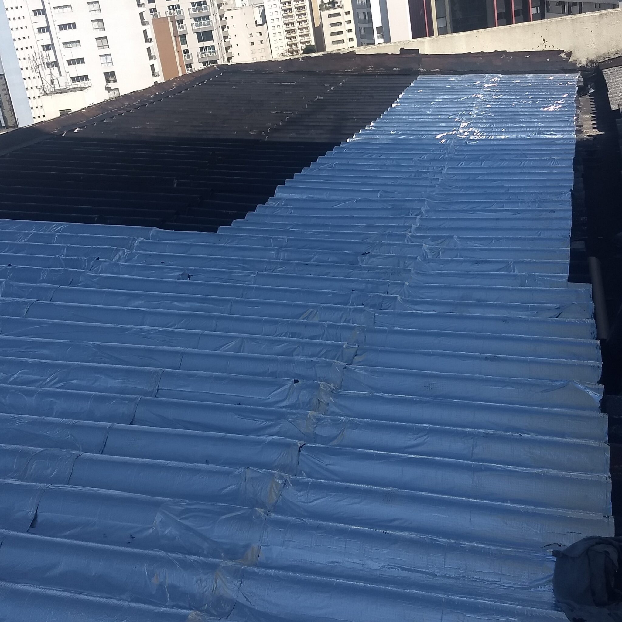 Impermeabilização do telhado da cobertura do prédio - Durante