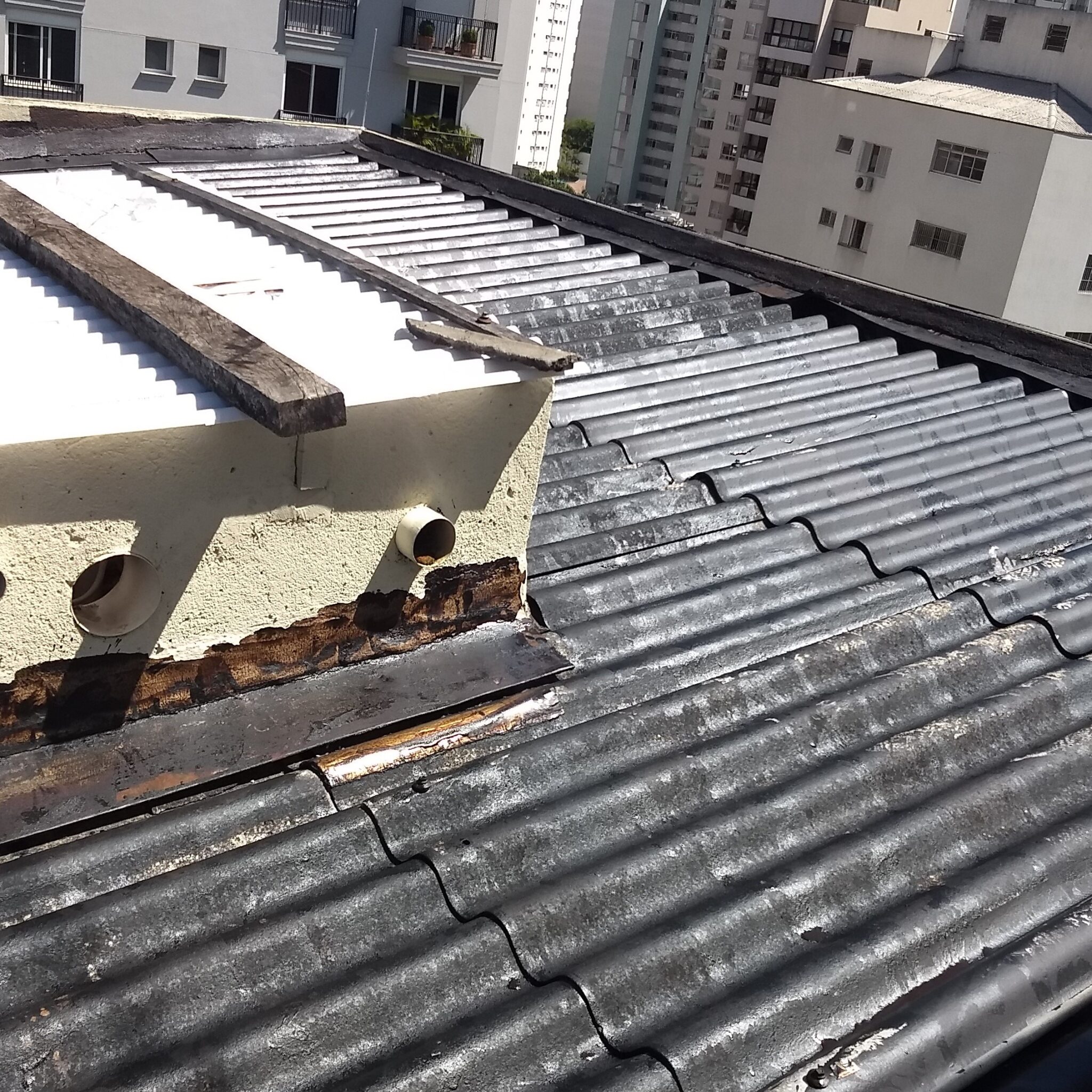 Impermeabilização do telhado da cobertura do prédio - antes